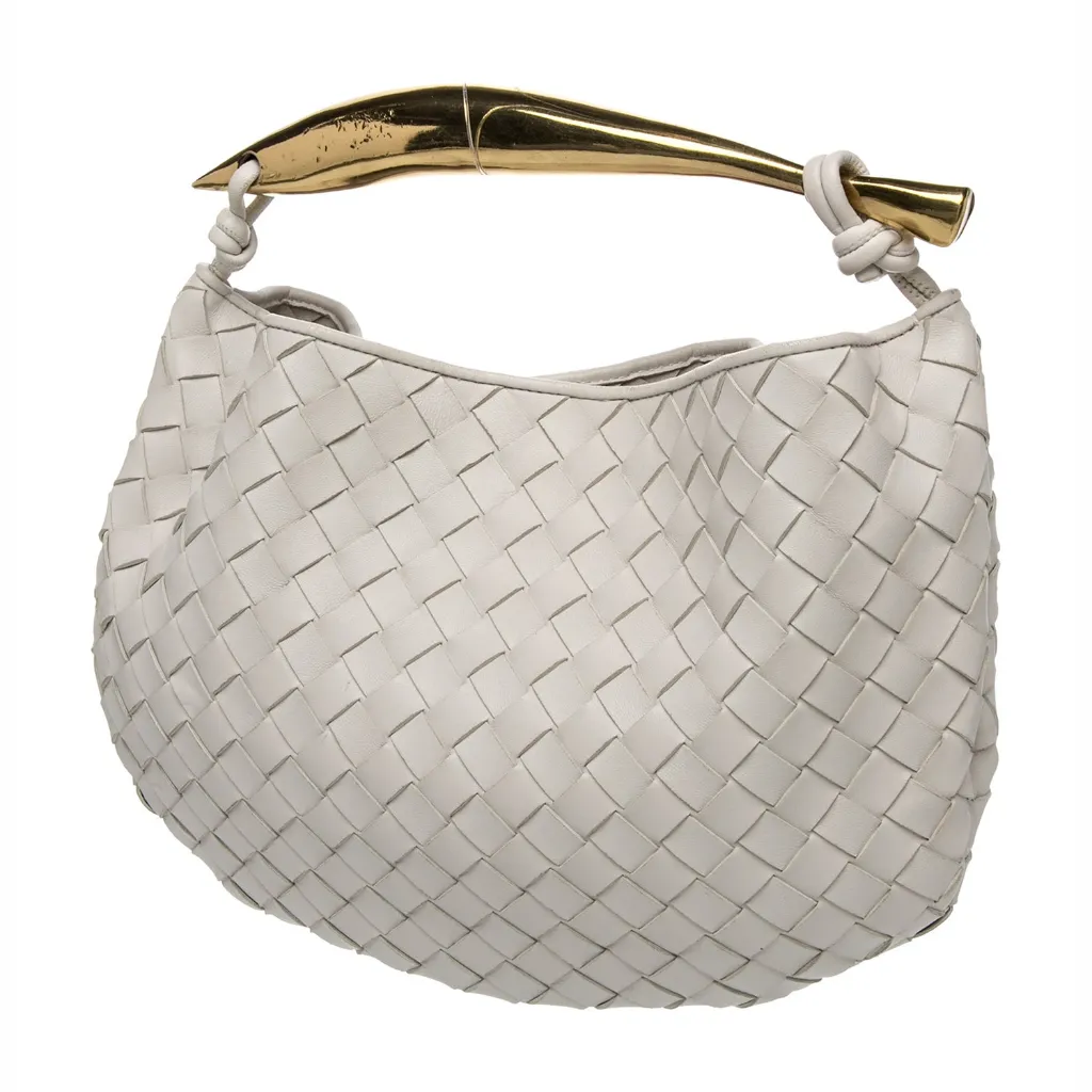 حقيبة كاجوال بتصميم مجدول ومقبض معدني ذهبي | Casual bag with woven design and gold metallic handle