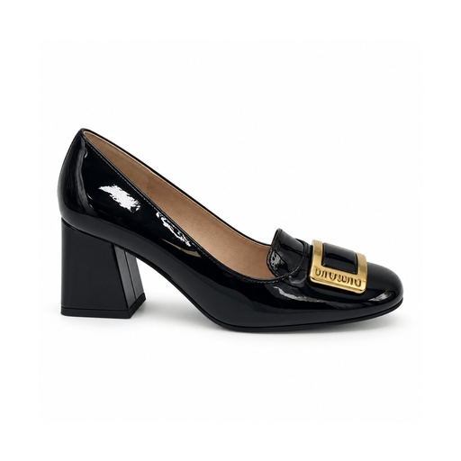 كعب عريض لامع بإبزيم ذهبي فاخر